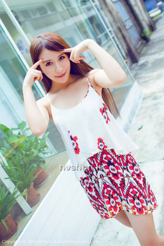 长发飘飘美女艾惟高清养眼美图