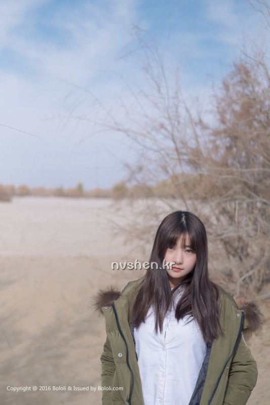 清纯系美女周闻在野外的摄影图片