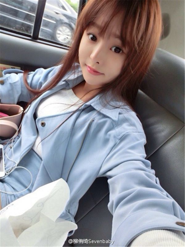 90后童颜美女柳侑绮性感自拍照