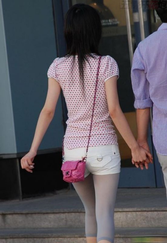 街拍OL美女大秀修长美腿写照