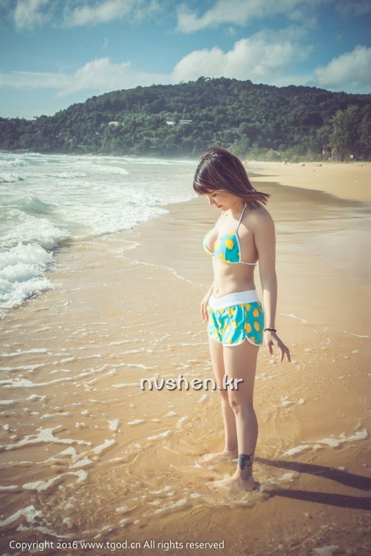 比基尼美女傲娇萌萌旅拍写真图片
