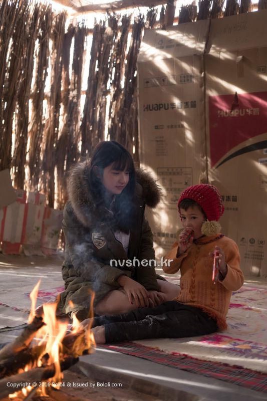清纯系美女周闻在野外的摄影图片