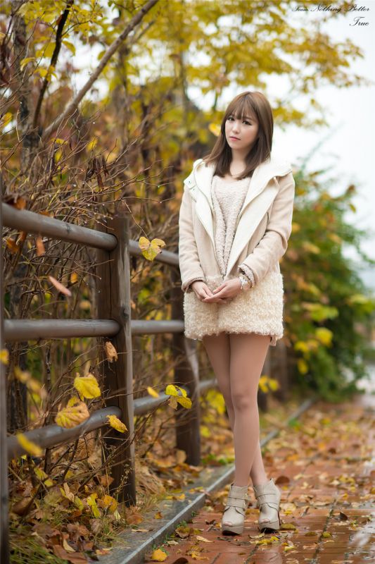韩国模特李恩慧户外甜美写真照
