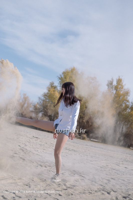 清纯系美女周闻在野外的摄影图片