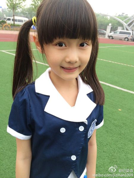 超萌00后小女孩纪姿含户外迷人写真