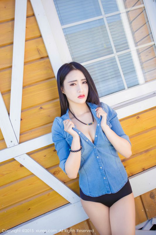 秀人网黑色内衣少女Lucky咏丹户外迷人乳沟照