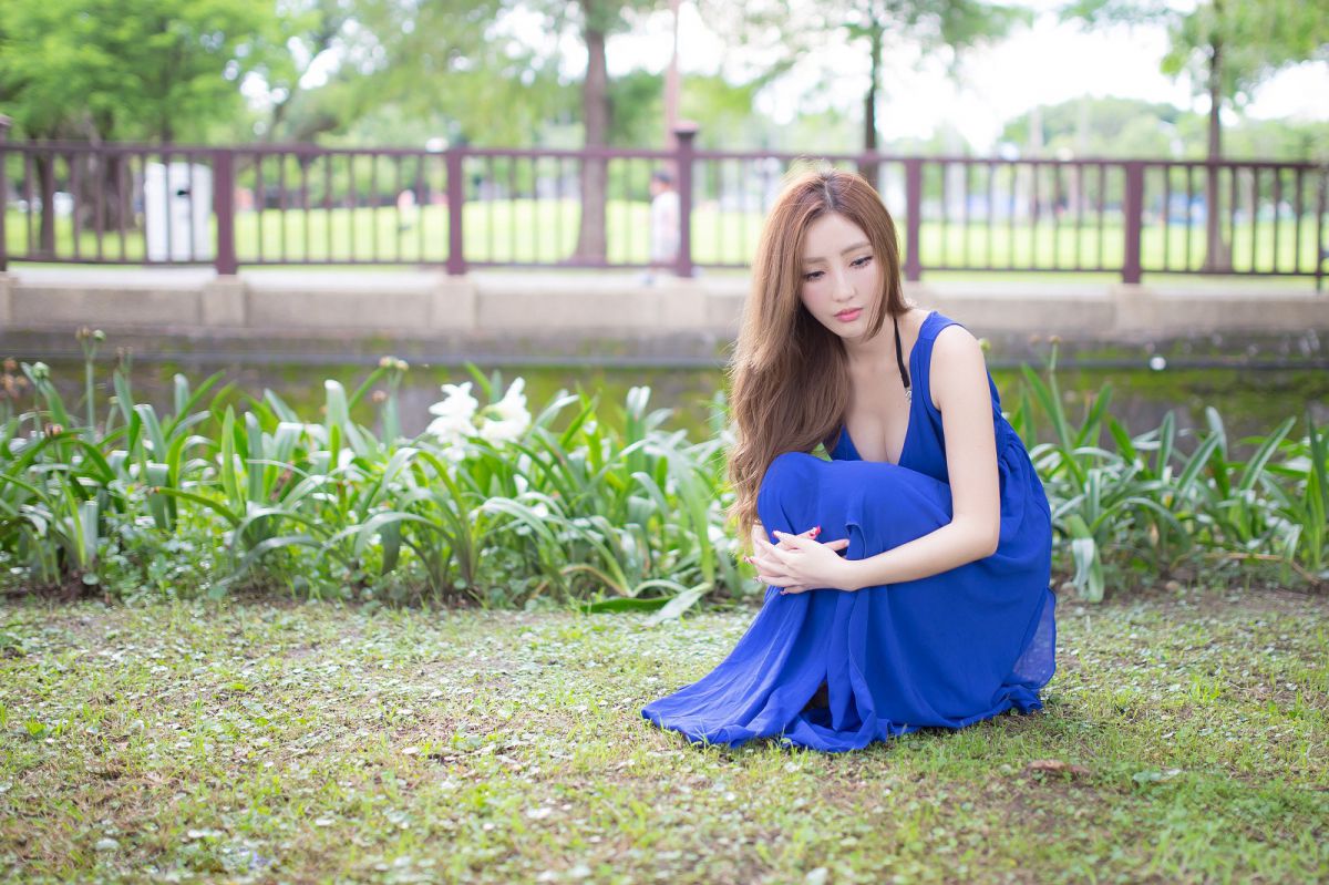 台湾长裙mm赵芸户外小清新写真