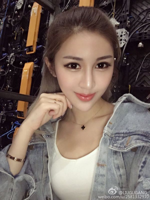 展台showgirl刘光喵喵微博自拍图片