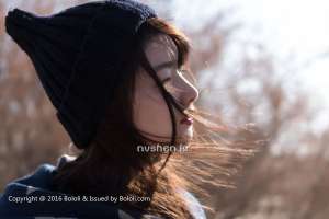 90后清纯妹子周闻沙漠旅拍写真图片