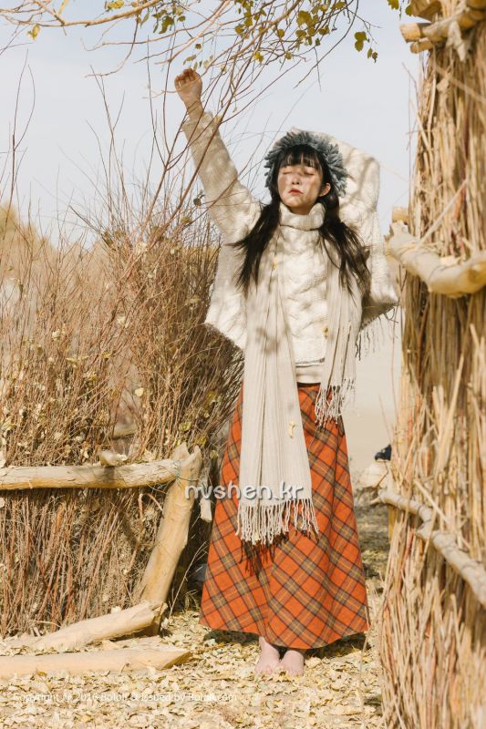 唯美清纯美女之应沙漠旅拍写真图片