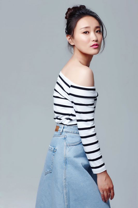 甜美女孩康琳浠可爱迷人写照