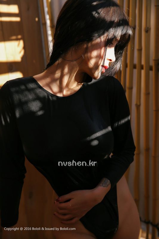 90后美女模特夏美酱性感写真图片