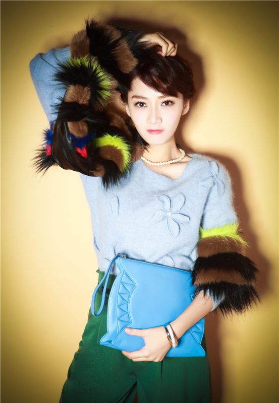 短发美女明星潘之琳写真展优雅女性范