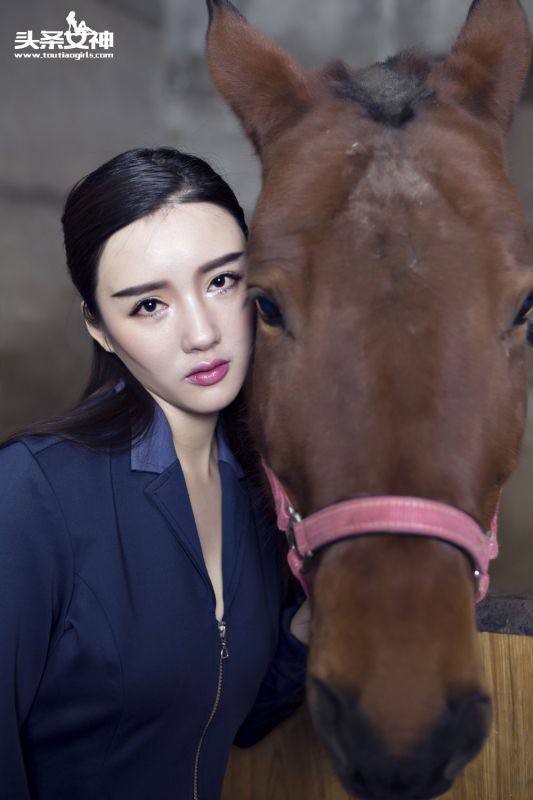 气质型美女郭婉婷马场养眼写真图片