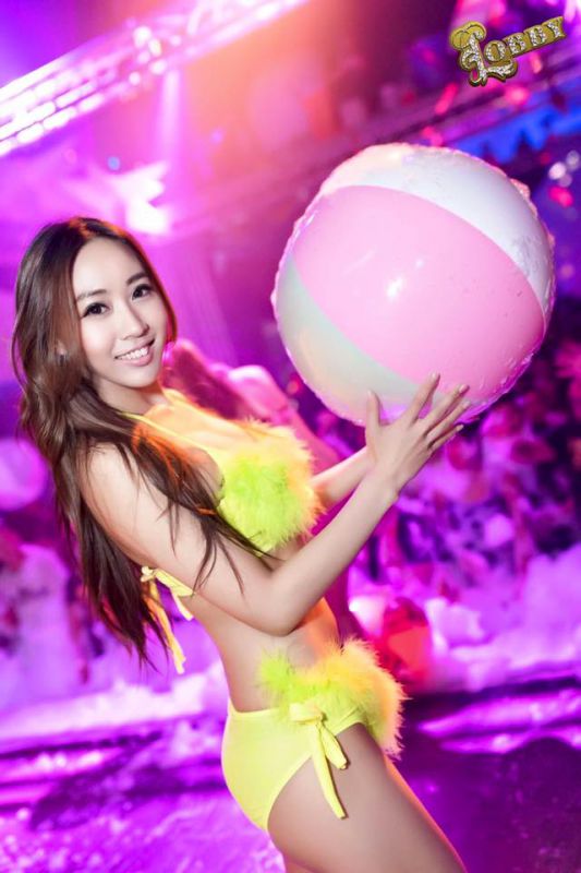 台湾美女模特张蚂蚁Ant傲人曲线性感美照