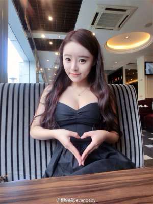 90后童颜美女柳侑绮性感自拍照