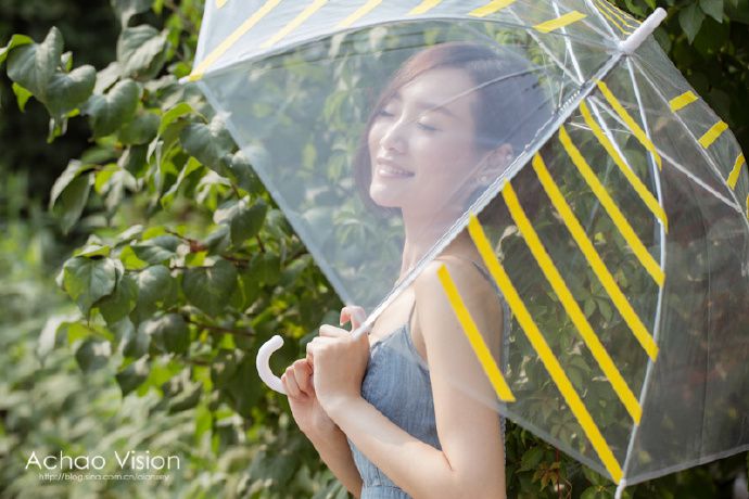 短发女生街头吊带短裙美拍