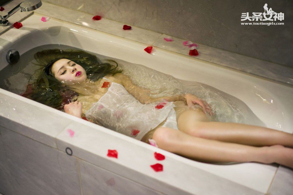 90后清纯小妹朵朵私房性感写真图片