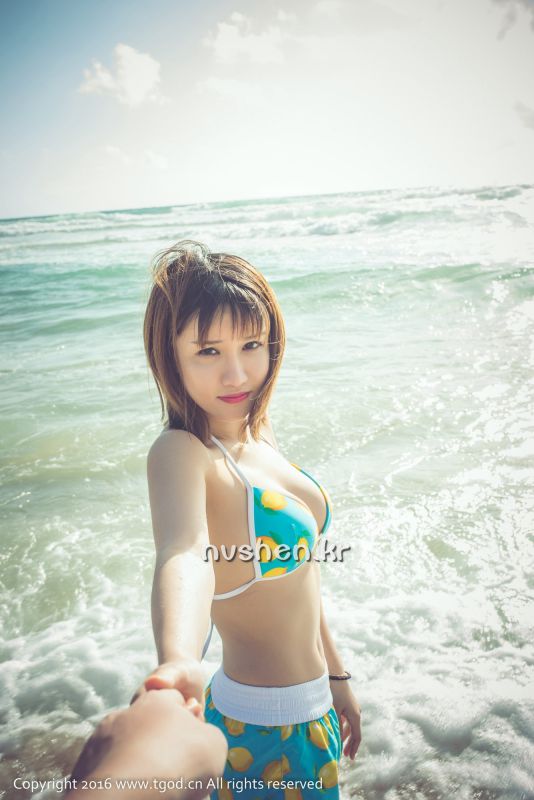 比基尼美女傲娇萌萌旅拍写真图片