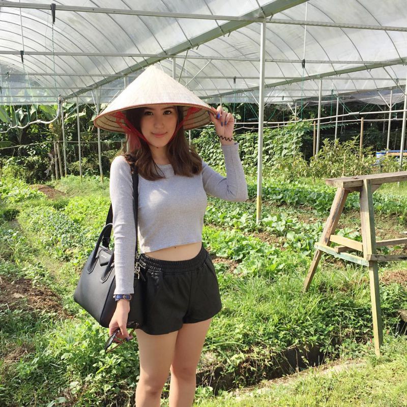 90后漂亮美眉张心恬私拍养眼图片