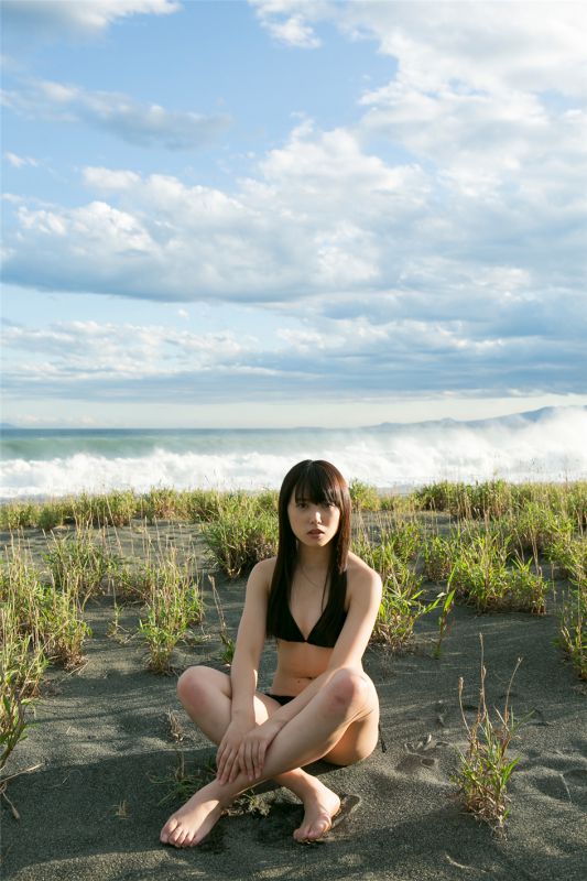 日本女优中岛早贵户外比基尼写真
