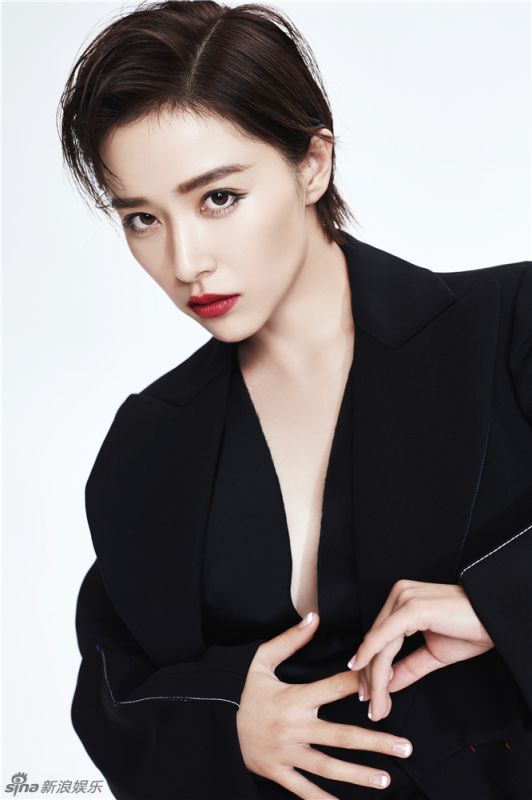 美女明星阚清子西装深V红唇诱惑写真