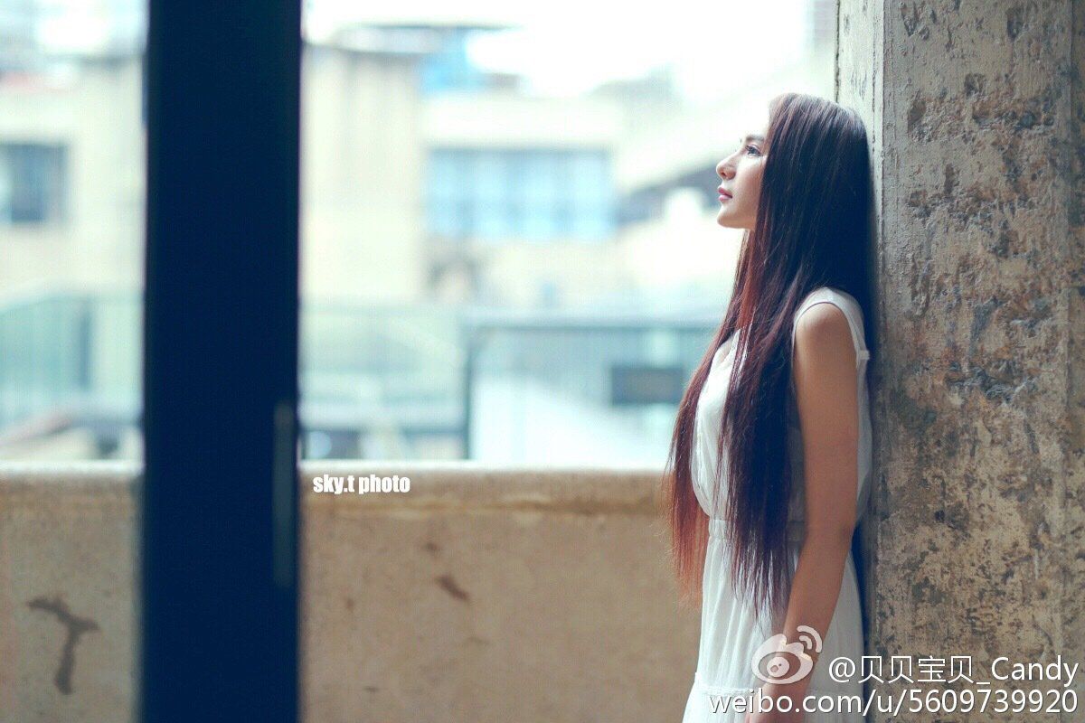 长发气质美女伊蓓Eva街头写真照片