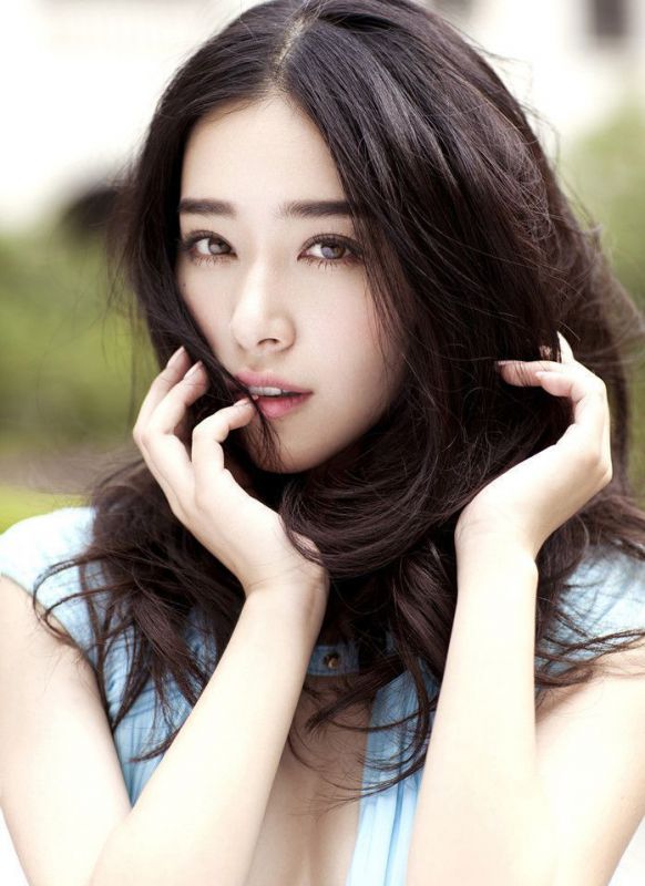 长裙美女阚清子户外性感写真