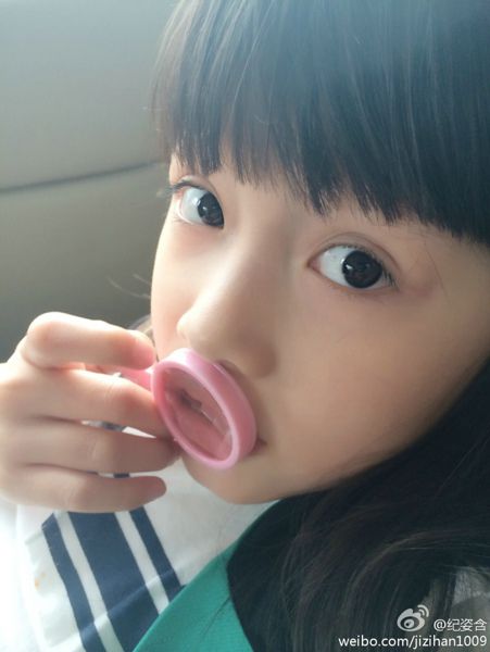 超萌00后小女孩纪姿含户外迷人写真