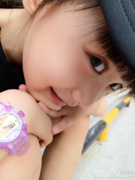 超萌00后小女孩纪姿含户外迷人写真