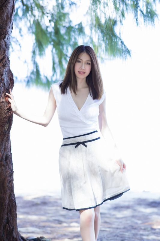 日本美女小林惠美海边比基尼写真