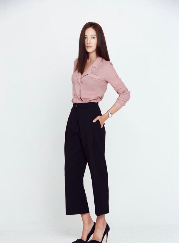 演员王光娜高清写真展都市女性干练美