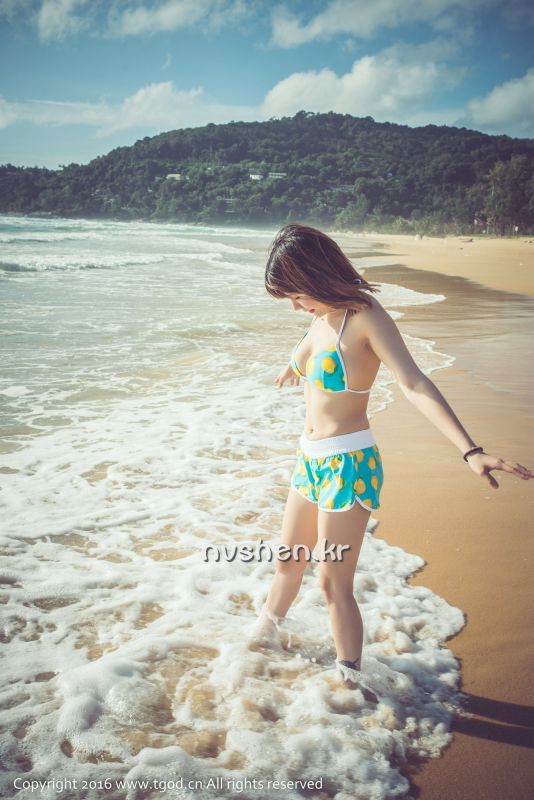 比基尼美女傲娇萌萌旅拍写真图片