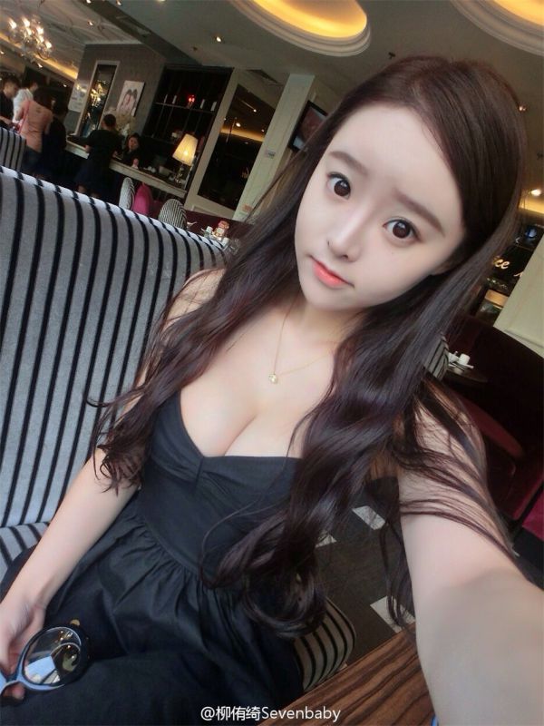 90后童颜美女柳侑绮性感自拍照