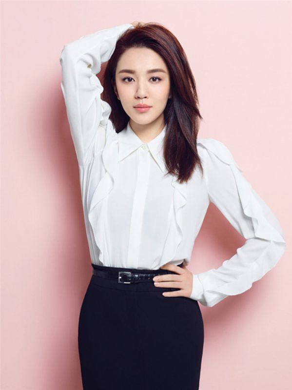 惊艳美女王晓晨西装亮相拍摄写真展女王范
