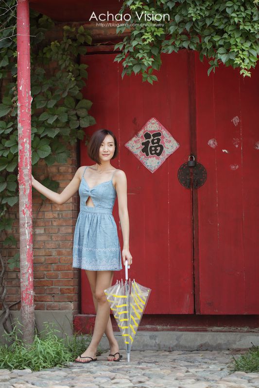 短发女生街头吊带短裙美拍