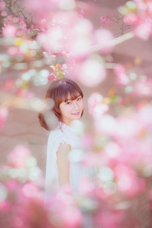 桃花树下的清纯女生貌美如花