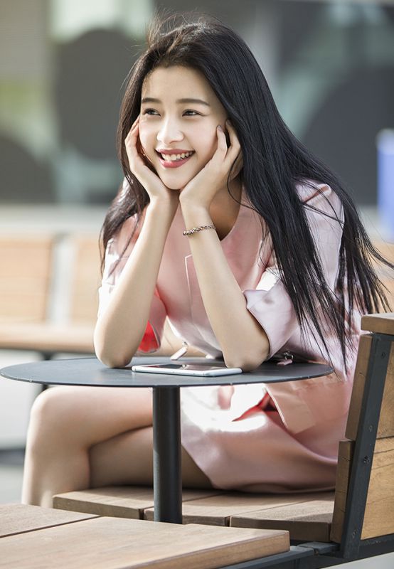 女演员孙怡街头写真绽放最美笑容
