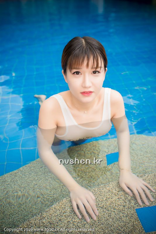 比基尼美女傲娇萌萌旅拍写真图片