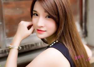 长腿大胸车模小芯甜美亮眼写真图片