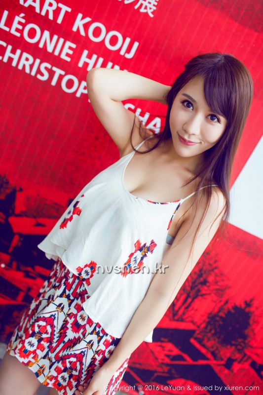 长发飘飘美女艾惟高清养眼美图