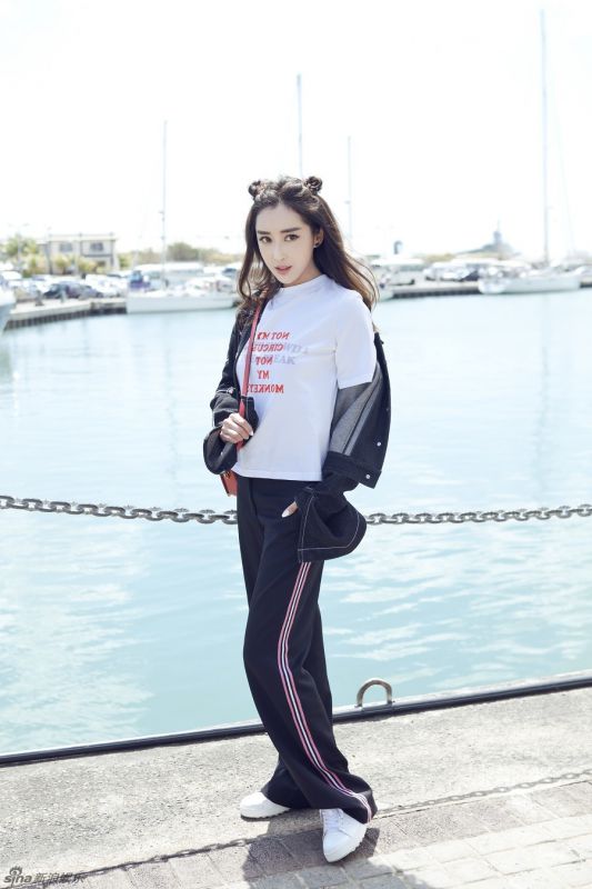 美女明星杜若溪双丸子头时尚街拍