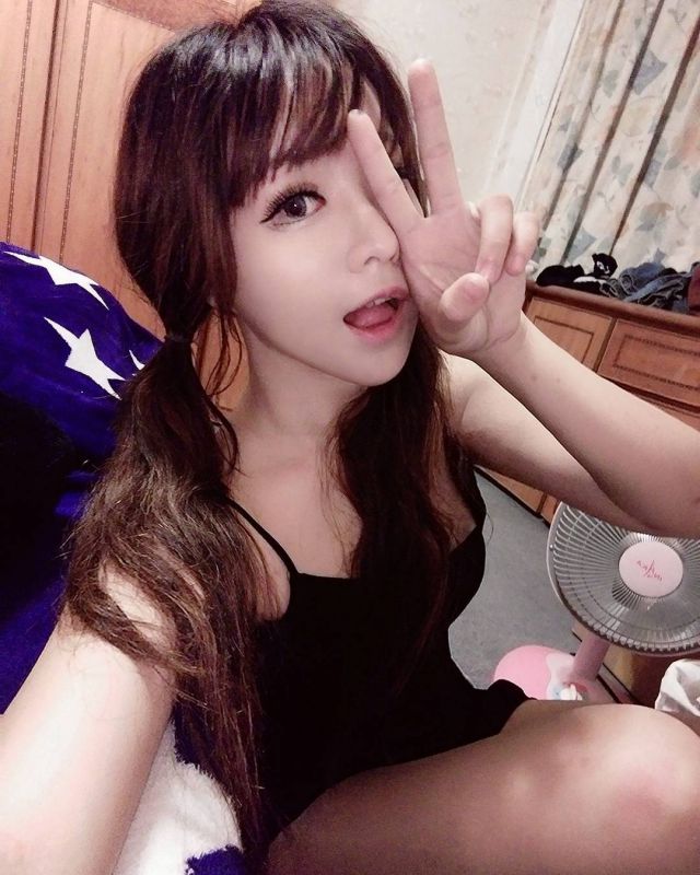 90后美女模特陈\充满忧伤感的私拍照