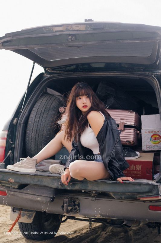 机车美女周闻沙漠外拍写真图片