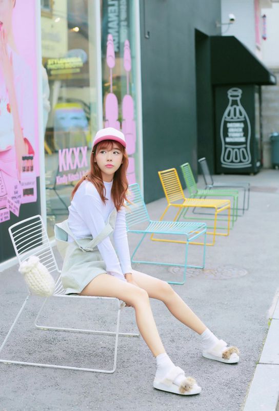 短裙萌妹子户外可爱美照