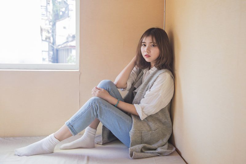 邻家女孩户外清新迷人写照