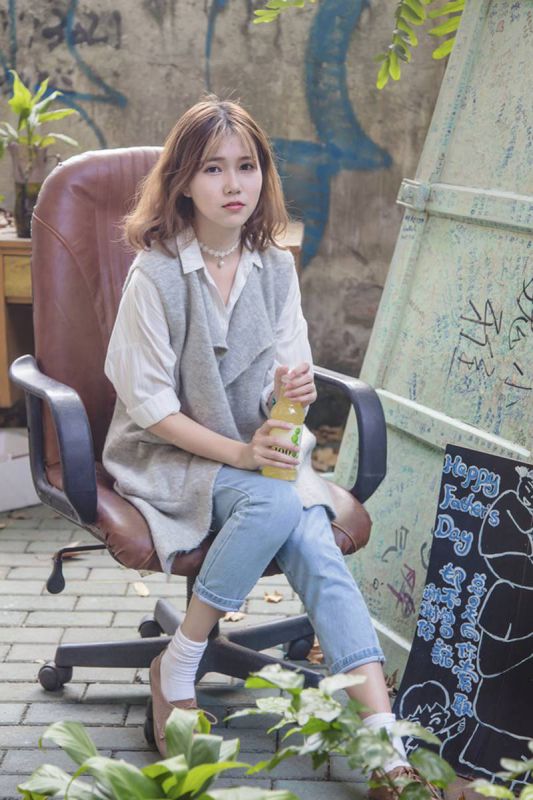 邻家女孩户外清新迷人写照