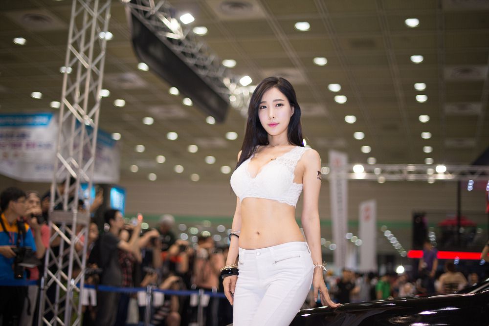 韩国车模艾敏英车展可爱卖萌图片