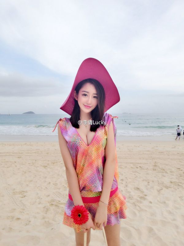 比基尼美女李倩Lucky沙滩自拍图片
