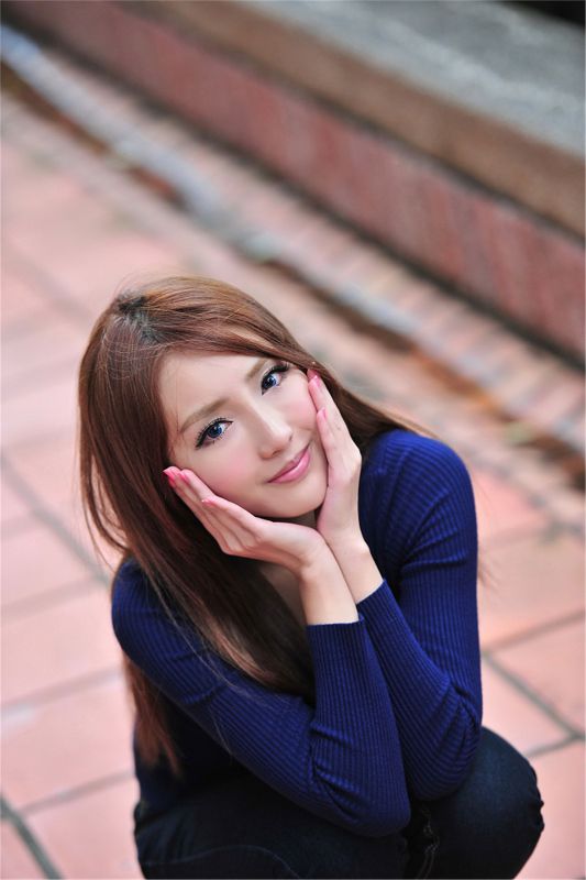 台湾清纯美女萝莉艾米公园唯美外拍照